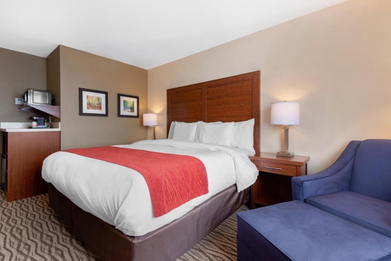Comfort Inn & Suites Bowmanville Exterior photo